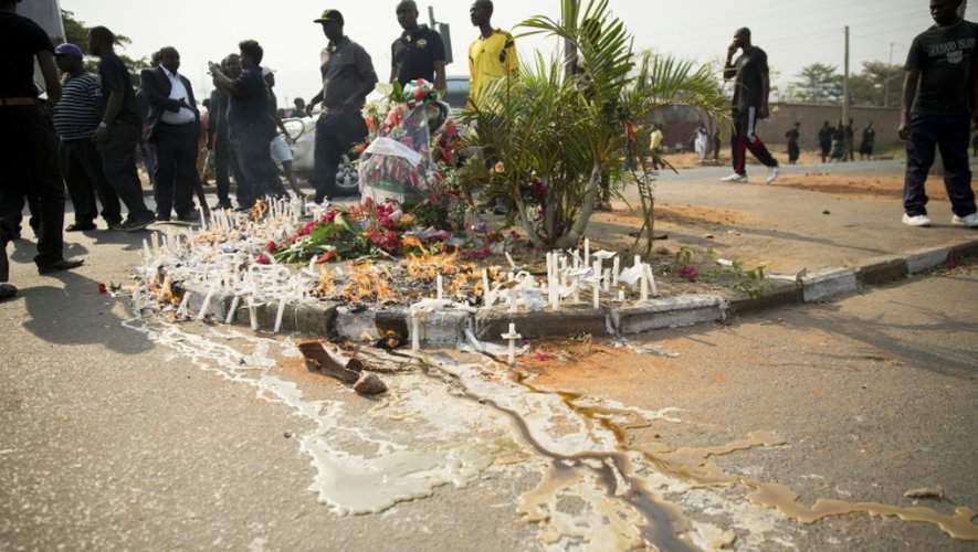 Des bougies fondent sur le trottoir lors d'une célébration, le 9 août 2015 à Bujumbura, en mémoire du général Adolphe Nshimirimana assassiné une semaine plus tôt