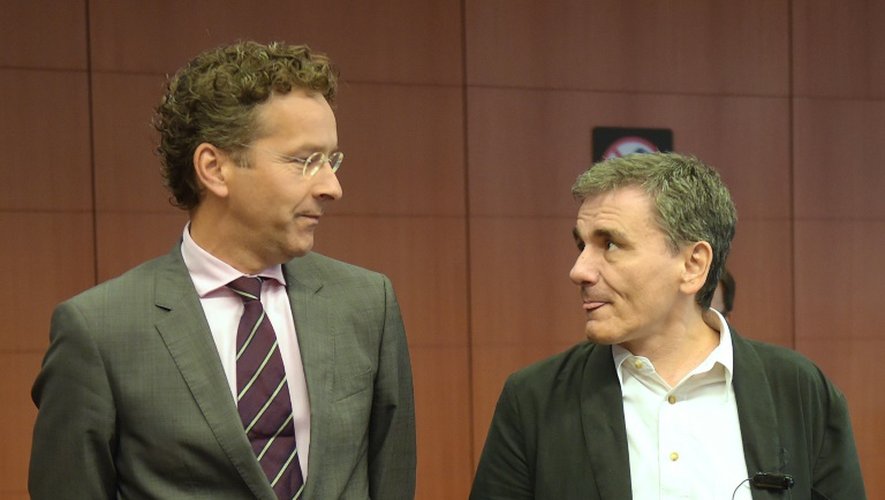 Le ministre grec des Finances Euclid Tsakalotos (d) et le président de l'Eurogroupe Jeroen Dijsselbloem lors d'un meeting à Bruxelles, le 14 août 2015
