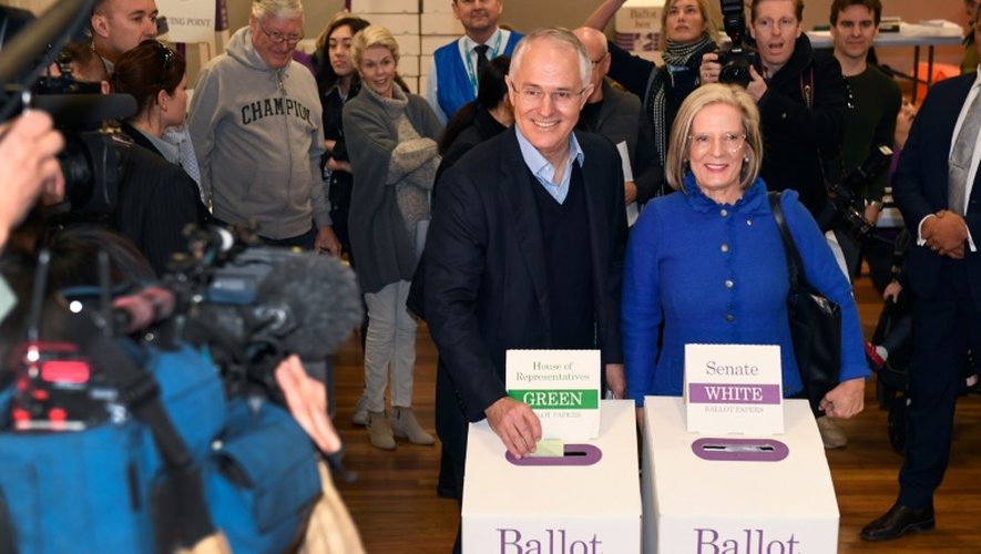 Le Premier ministre Malcolm Turnbull et son épouse Lucy glissent leurs bulletins dans l'urne, à Sidney le 2 juillet 2016