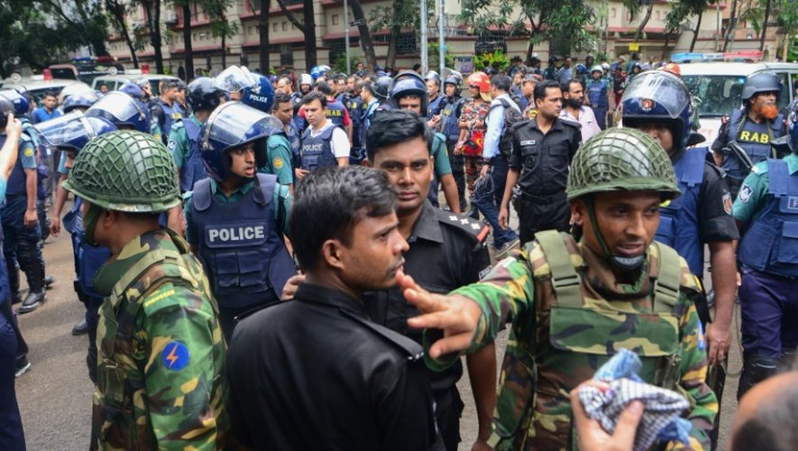 Des policiers et des militaires sur les lieux d'un attentat meurtrier à Dacca, le 2 juillet 2016