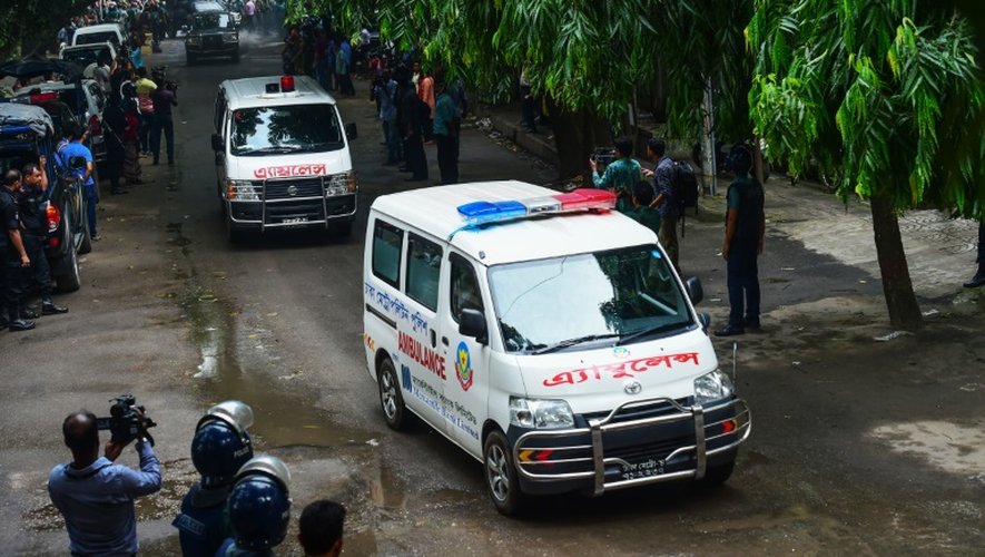 Des ambulances sensées transporter les corps des victimes de l'attaque de Dacca, le 2 juillet 2016