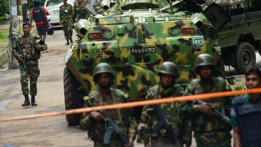 Des soldats bangladais à Dacca le 2 juillet 2016