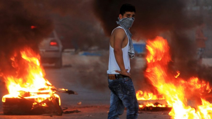 Un jeune Palestinien prend part aux manifestations à Houwara, près de Naplouse, le 15 août 2015 peu après la mort d'un Palestinien de 21 ans qui avait tenté de poignarder un militaire israélien