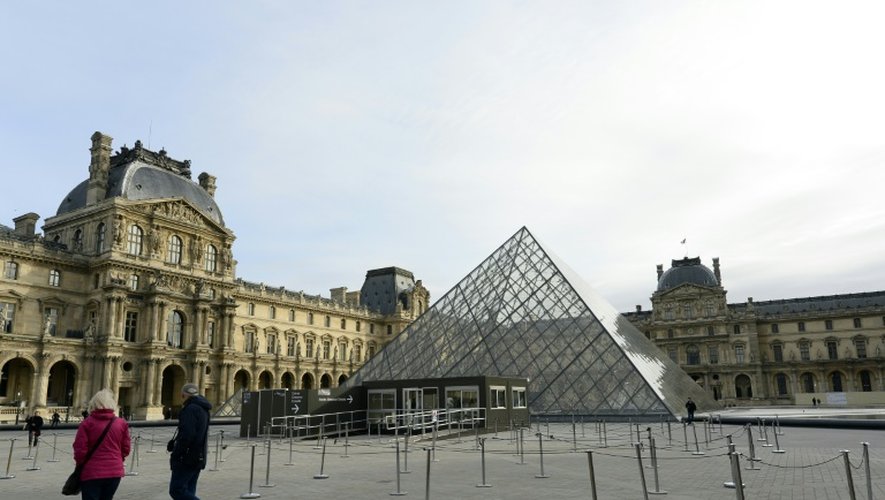 Le musée du Louvre à Paris et sa pyramide, le 14 novembre 2015