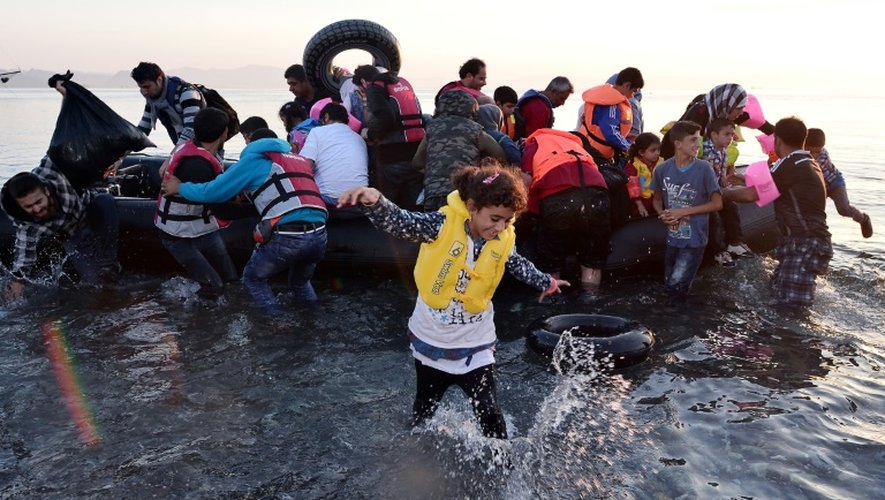 Des migrants syriens arrivent à bord d'un canot pneumatique sur une plage de l'île grecque de Kos, le 15 août 2015