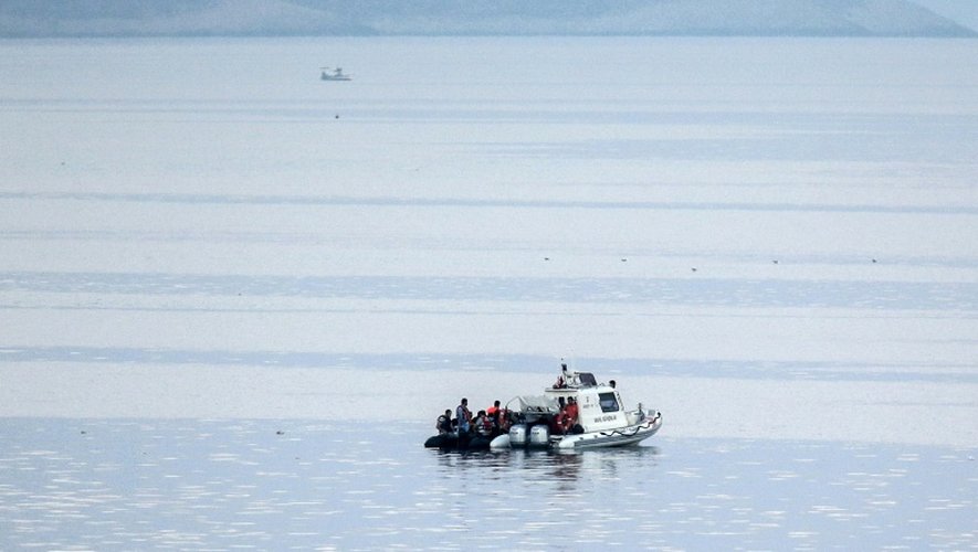 Des garde-côtes turcs arrêtent des migrants qui tentaient de rallier l'île grecque de Kos depuis la région de Bodrum, dans le sud-ouest de la Turquie, le 15 août 2015