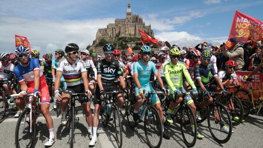 Le peloton sur le point de se lancer à l'assaut de la 103e édition du Tour de France au pied du Mont-Saint-Michel, le 2 juillet 2016