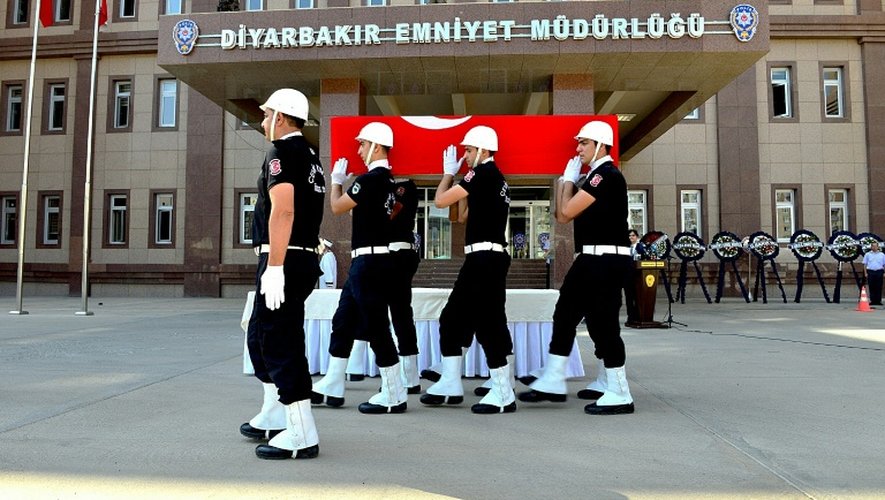 Des policiers turcs portent le cercueil d'un des leurs, le 8 août 2015 à Diyarbakir, au lendemain de sa mort dans une attaque des rebelles kurdes du PKK