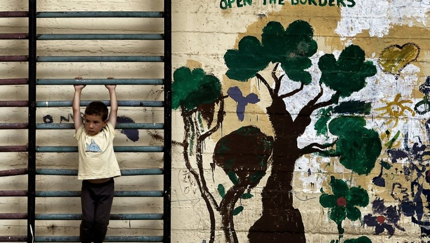 Un enfant joue dans la cour d'une école fermée à Athènes, le 1er juillet 2016