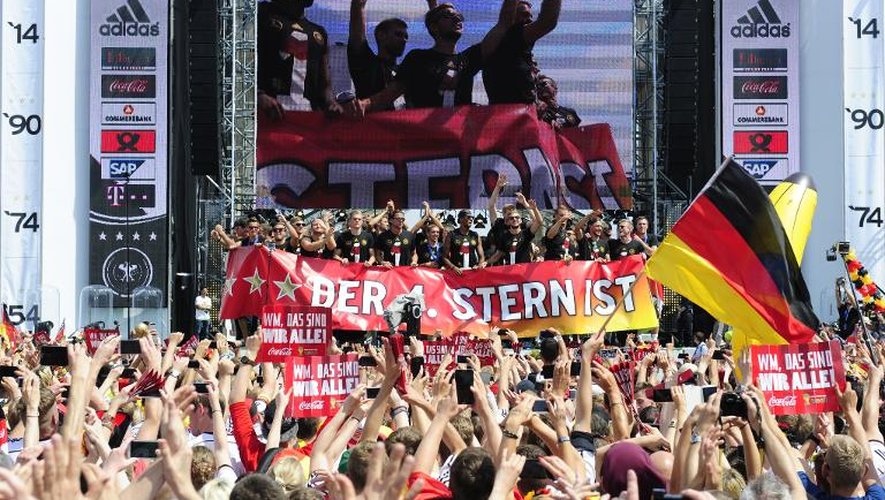 Les joueurs allemands fêtés par des centaines de milliers de supporteurs, Porte de Brandebourg à Berlin, le 15 juillet 2014
