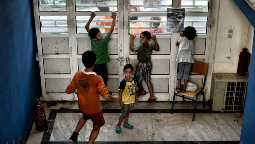 Des enfants jouent dans une école abandonnée à Athènes qui accueille des migrants, le 1er juillet 2016