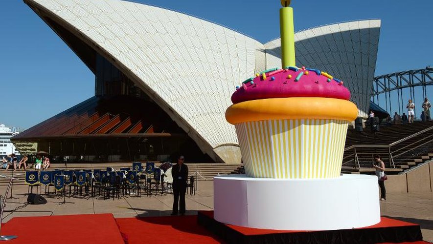 Un cup cake géant pour les 40 ans de l'Opéra de Sydney, le 20 octobre 2013 à Sydney