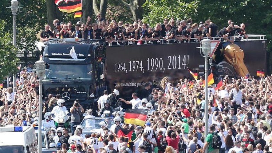 Le "camion à impériale" transportant l'équipe d'Allemagne championne du monde, dans les rues de Berlin, le 15 juillet 2014