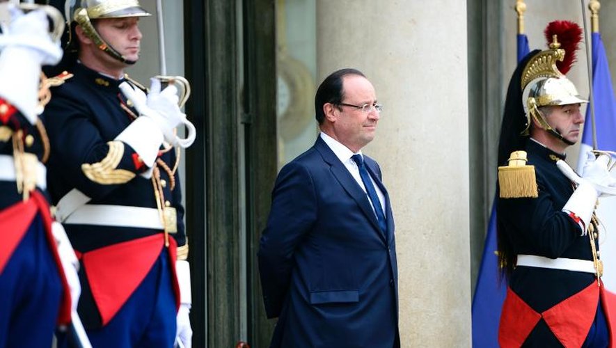 Le président François Hollande sur le perron de l'Elysée, le 16 octobre 2013 à Paris