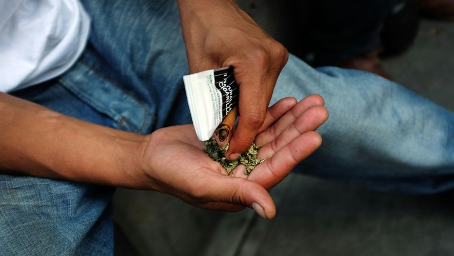 Un homme s'apprête à fumer du cannabis synthétique à Harlem (New York), le 5 août 2015