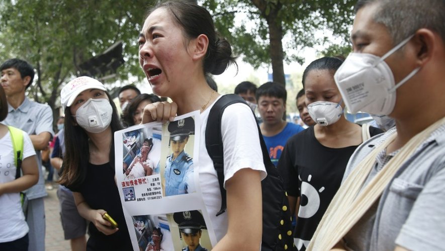 Manifestation d'habitants de la cité portuaire de Tianjin le 16 août 2015 devant un hôtel ou se déroule une conférence de presse des autorités après les explosions qui ont fait au moins 100 morts