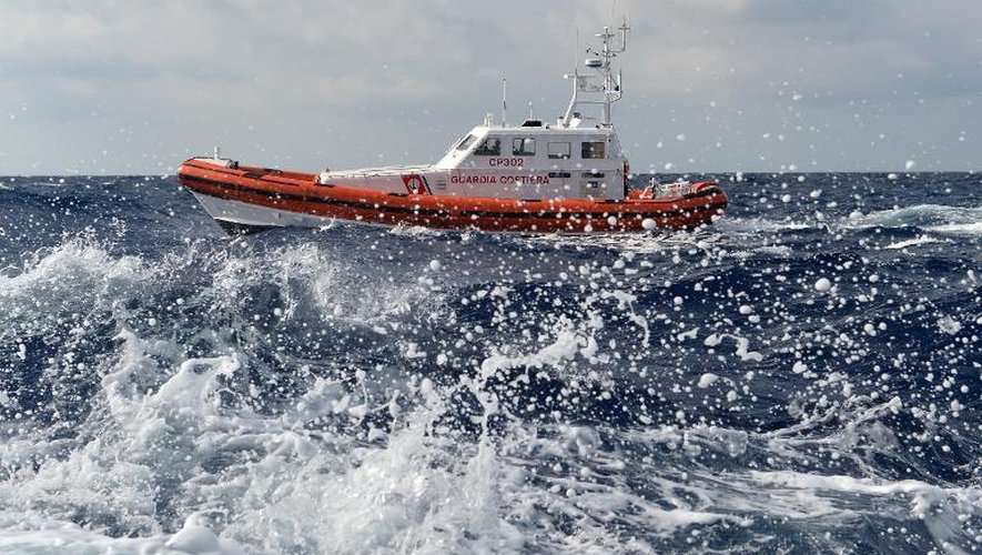 Un bateau des gardes-côtes italiens  patrouille près de Lampedusa, le 5 octobre 2013