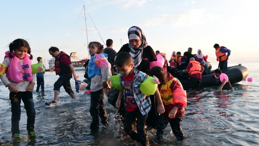 Des migrants syriens débarquent d'un canot pneumatique sur l'île de Kos, le 15 août 2015
