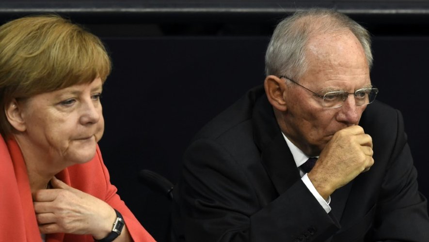 La chancelière allemande Angela Merkel et le ministre des Finances Wolfang Schäuble, sur les bancs du Parlement lors d'un débat à Berlin, le 17 juillet 2015