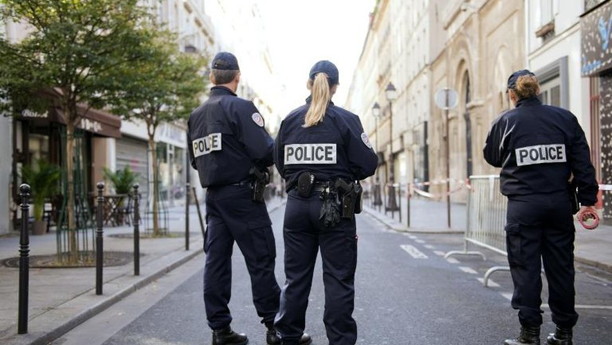 Des policiers français devant la synagogue Nazareth à Paris le 7 octobre 2012
