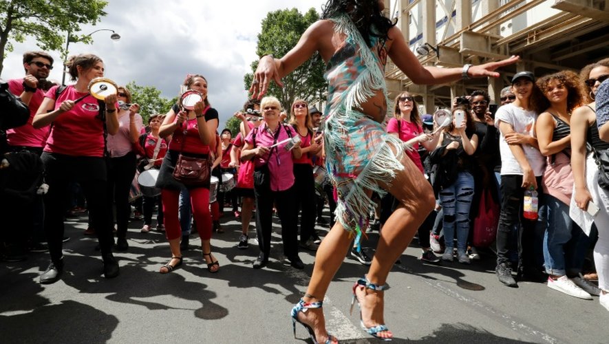 Des participants à la "Gay Pride", le 2 juillet 2016 à Paris