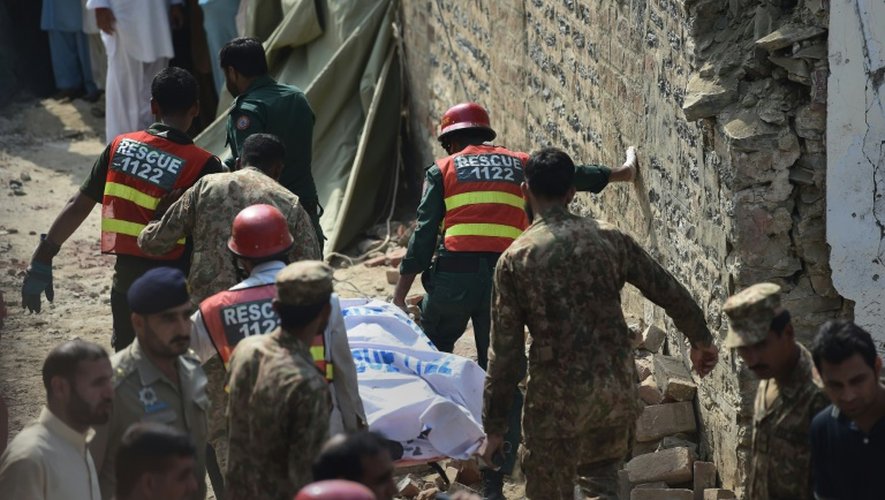 Des secouristes pakistanais viennent en aide aux victimes d'un attentat suicide, le 16 aout 2015 dans le village de Shadi Khan (nord-ouest) qui a fait au moins une dizaine morts