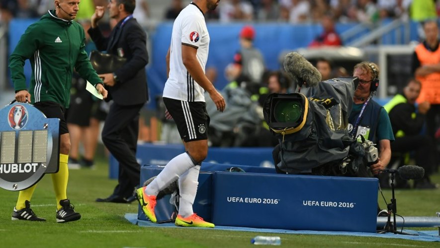 Le milieu de terrain allemand Sami Khedira sort sur blessure lors du quart de finale de l'Euro contre l'Italie, le 2 juillet 2016 à Bordeaux