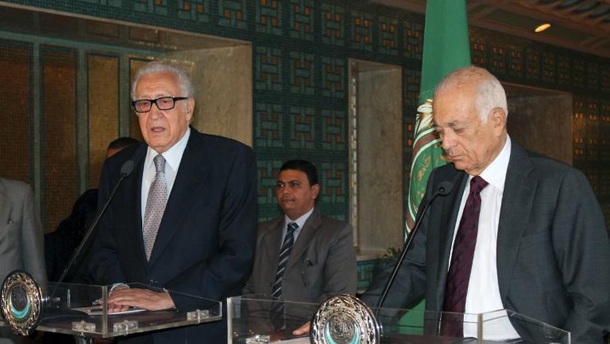 Le secrétaire général de la Ligue arabe Nabil al-Arabi (d) et l'émissaire de l'ONU pour la Syrie, Lakhdar Brahimi, le 20 octobre 2013 au Caire