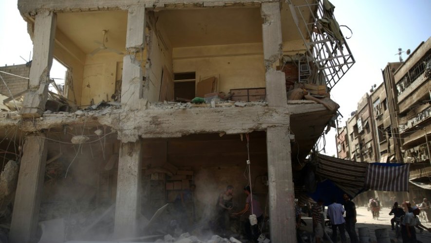 Un immeuble détruit par une frappe aérienne du régime syrien dans la ville tenue par les rebelles de Douma, à 13 km de Douma, le 16 août 2015