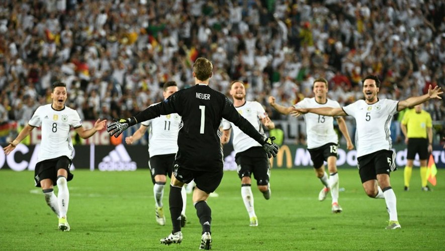 La joie des Allemands à l'issue du quart de finale de l'Euro remportée contre les Italiens, le 2 juillet 2016 à Bordeaux