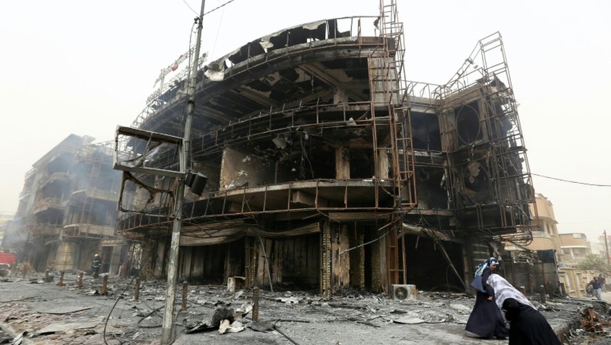 Un bâtiment endommagé par un attentat suicie à Bagdad, le 3 juillet 2016