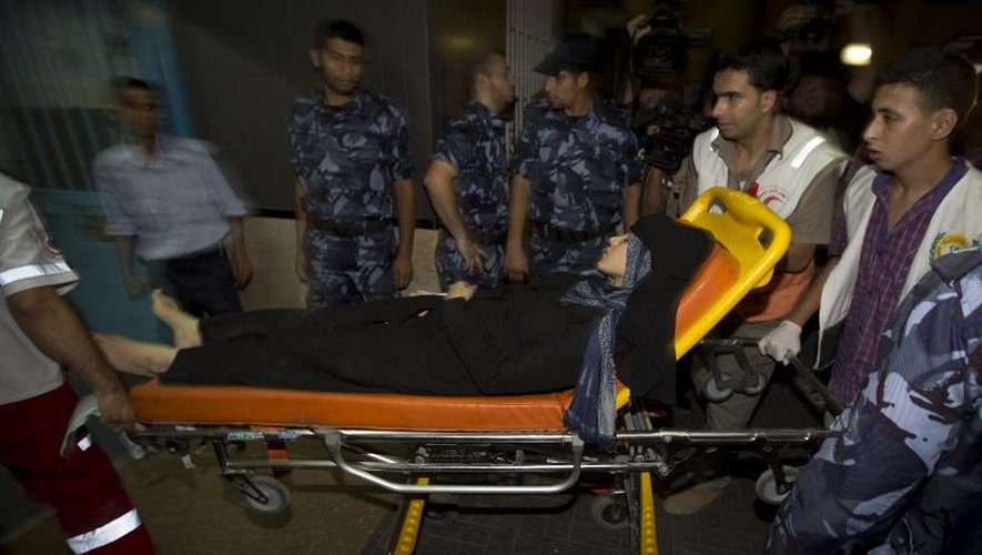 Une femme blessée est transportée à l'hôpital al-Shifa de Gaza City, le 15 juillet 2014, après une frappe israélienne