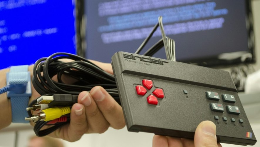 Un technicien présente un exemplaire de la console de jeu ZX Spectrum Vega, version miniaturisée d'un succès des années 80 fabriquée dans une usine de Nottigham, au Royaume-Uni, le 4 août 2015