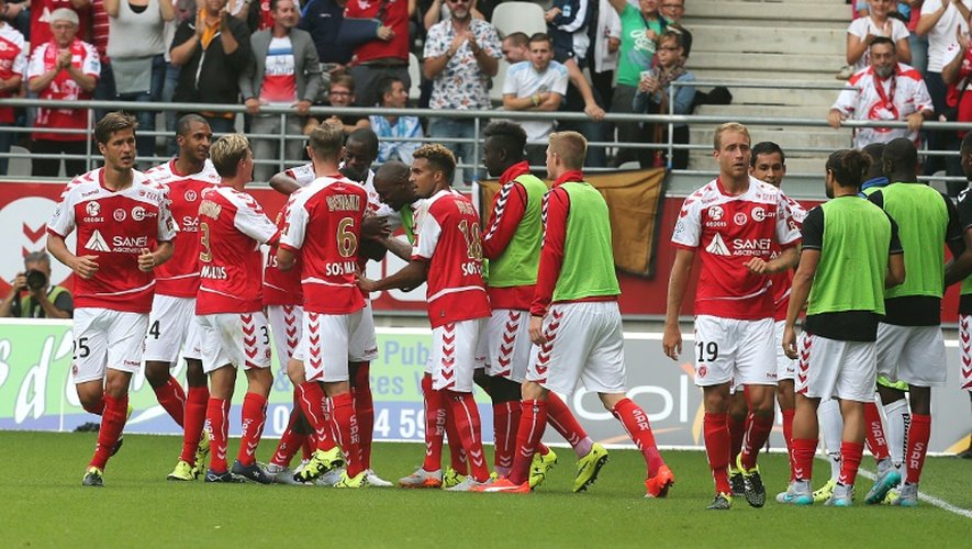 Les joueurs de Reims fêtent le but de Hamari Traoré (centre) contre Marseille, le 16 août 2015 au stade Auguste Delaune