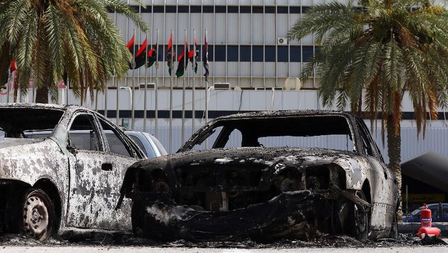 Des voitures brûlées devant l'aéroport de Tripoli, le 14 juillet 2014