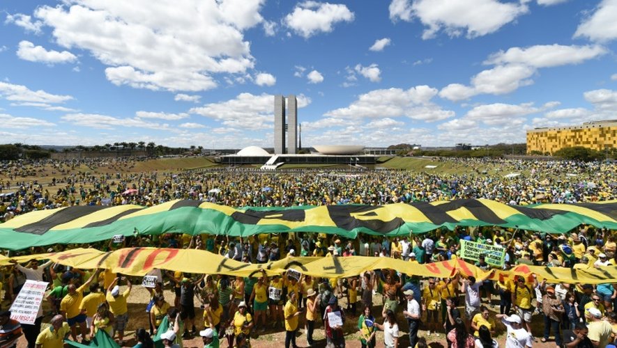 La manifestation à Brasilia, avec le bâtiment du Congrès au fond, le 16 août 2015