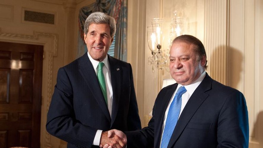 Le secrétaire d'Etat américain John Kerry (g) et le Premier ministre pakistanais Nawaz Sharif, le 20 octobre 2013 à Washington