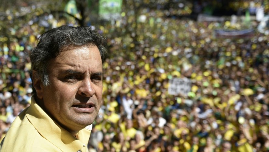 Aecio Neves, sénateur du Parti social démocrate brésilien (PSDB) et rival malheureux de Dilma Rousseff au élections de 2014, participe aux manifestations contre le gouvernement de gauche, le 16 août 2015 à Belo Horizonte, dans l'est du pays