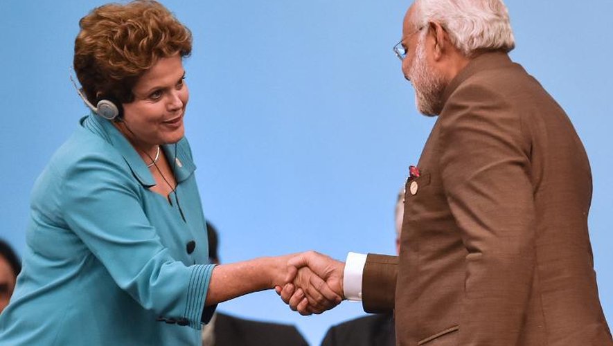 La présidente du Brésil Dilma Rousseff salue le Premier ministre indien Narendra Modi, le 15 juillet 2014 à Fortaleza au Brésil