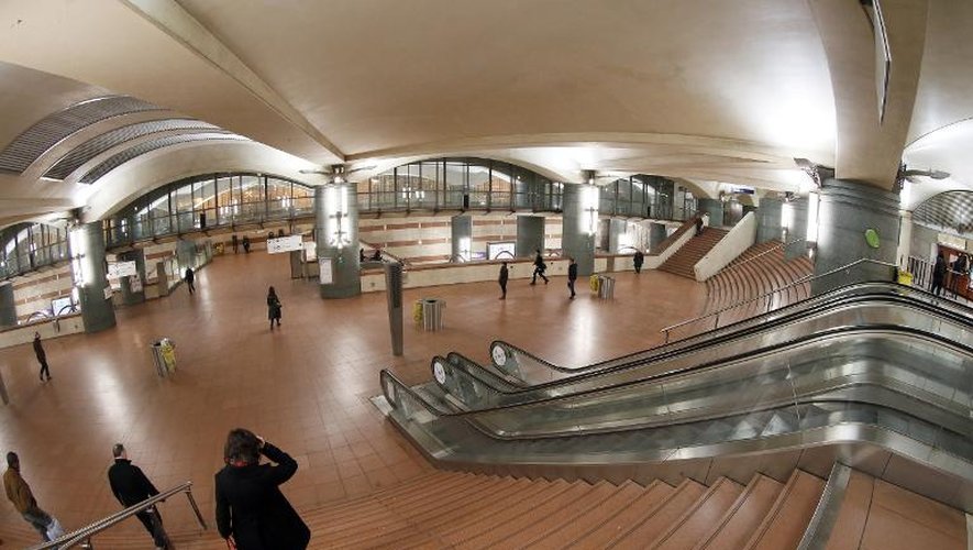 Photo de novembre 2012 d'escaliers mécaniques à la station de métro "Bibliothèque François Mitterrand", à Paris