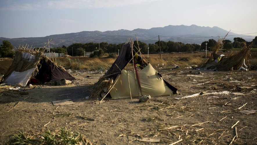 Des tentes de fortunes sont dressées près d'un hôtel abandonné devenu un refuge pour des migrants, le 10 août 2015, sur l'île grecque de Kos