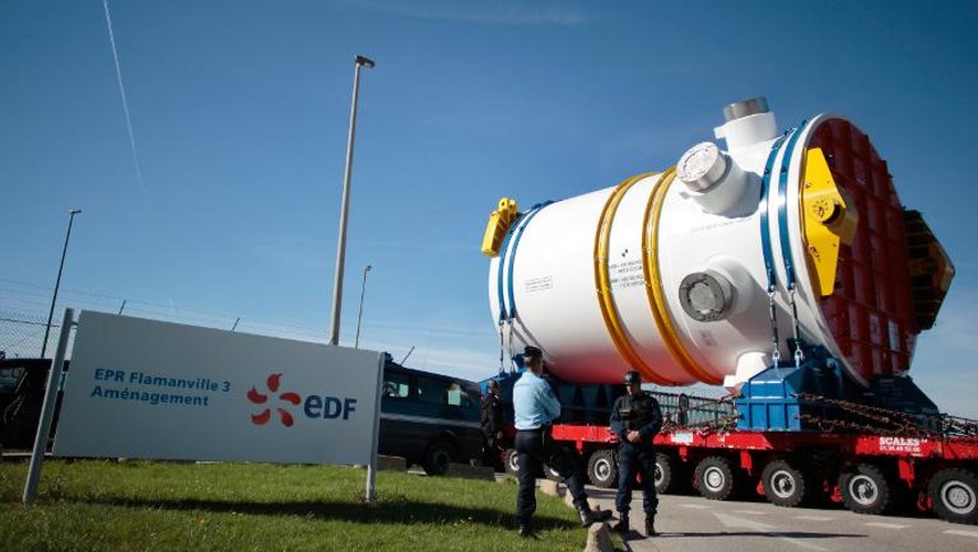 Un composant de l'EPR arrive au site de Flamanville, le 7 octobre 2013