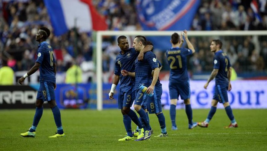 Les joueurs de l'équipe de France fêtent la victoire contre la Finlande au Stade de France à Saint-Denis, le 15 octobre 2013 lors de la phase de poules des éliminatoires du Mondial-2014