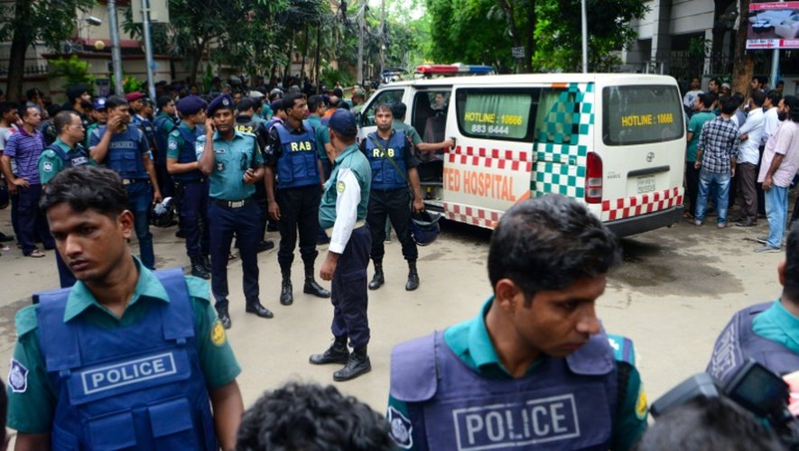 Des policiers bangladais près du restaurant à  Dacca, le 2 juillet 2016, où les jihadistes ont tué 20 civils lors d'une prise d'otages