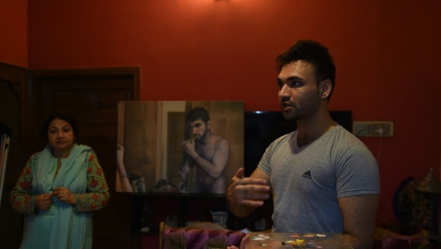L'artiste pakistanais Mohammad Ali avec sa mère dans son atelier à Karachi, le 4 mai 2016