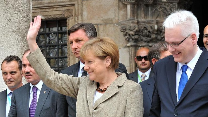 La chancelière allemande Angela Merkel aux côtés du président de Slovénie Borut Pahor (3e g) et du président Ivo Josipovic (d) à Dubrovnik, le 15 juillet 2014