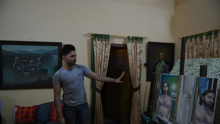 Mohammad Ali, un artiste pakistanais, présente ses tableaux dans son atelier à Karachi, le 4 mai 2016