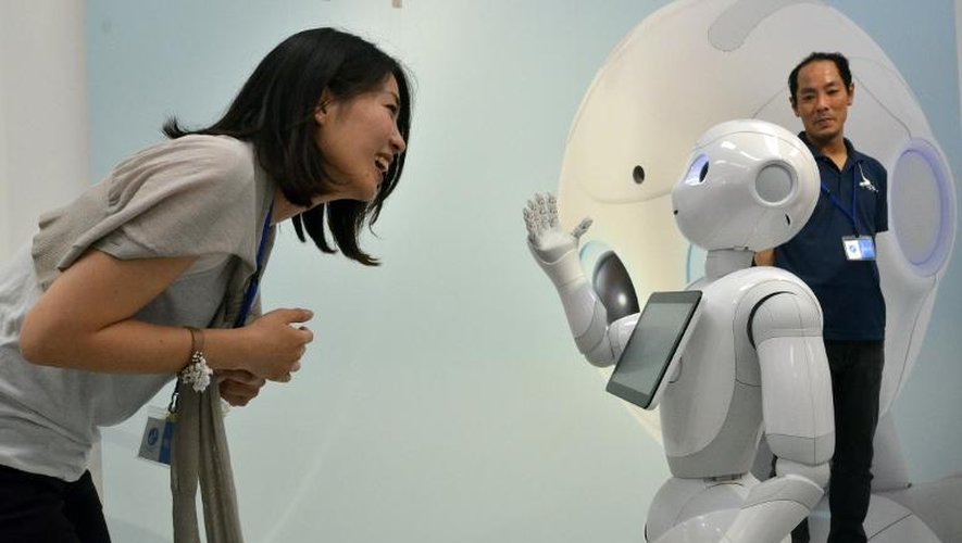 Le robot "Pepper" du groupe Softbank est présenté le 28 juin 2014, et discute avec une visiteuse, lors d'une exposition à Tokyo