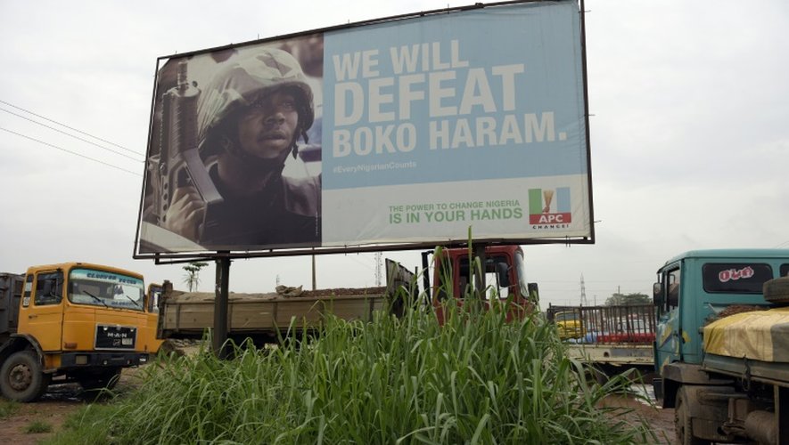 Affiche le 3 juillet 2015 à Ogijo, dans le sud-ouest du Nigeria, d'une campagne du parti au pouvoir -le All Progressives Congress (APC)- promettant la victoire dans la guerre contre Boko Haram