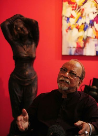 L'artiste pakistanais Mashkoor Raza lors d'une interview avec l'AFP dans son atelier à Karachi, au Pakistan, le 27 avril 2016